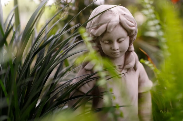 Taman dengan dekorasi patung atau ornamen unik